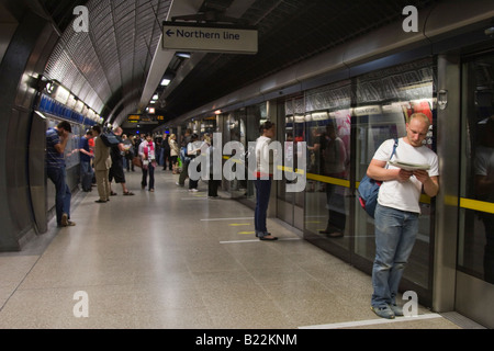 Jubilee Line Platform - London Bridge Underground Station Stock Photo