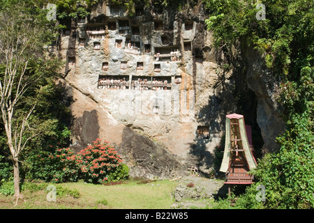 The Lemo burial place, in Tana Toraja (Sulawesi - Indonesia). Les tombes de Lemo, en Tana Toraja (Sulawesi - Indonésie). Stock Photo