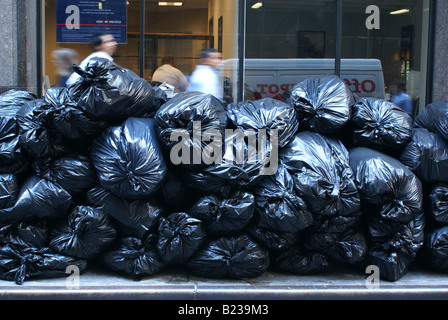 https://l450v.alamy.com/450v/b239m3/black-garbage-bags-in-downtown-manhattan-b239m3.jpg