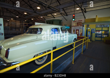 Arizona Kingman Powerhouse Visitor Center Museum Historic Old Route 66 Roadside Attraction family car on road trip circa 1950 s Stock Photo