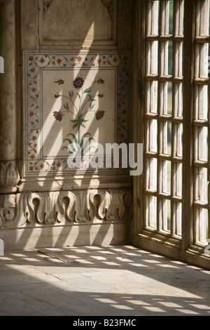 Inlaid MARBLE PILLAR of the KHAS MAHAL inside the RED FORT or LAL QUILA which was built by Emperor Shah Jahan in 1628 OLD DELHI Stock Photo