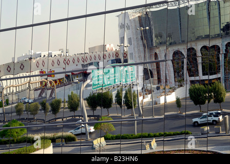 Traffic reflected in the the Kingdom Tower - Al Mamlakah - Riyadh, Saudi Arabia Stock Photo