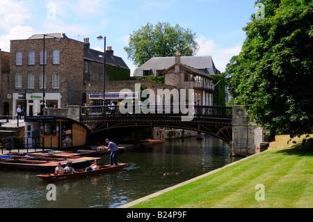 Punting at Magdalene Bridge, Cambridge England UK