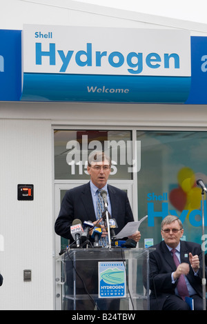 Phillip Baxley President of Shell Hydrogen Opening of California s first retail hydrogen refueling station Los Angeles Stock Photo