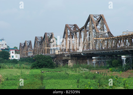 The Long Bien railway bridge crossing the Red River in Hanoi seen from the island in the river Stock Photo