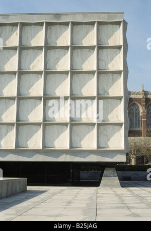 exterior of marble windowless Beinecke Library at Yale University Stock Photo