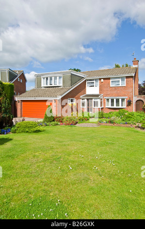 a-typical-early-1980-s-style-uk-5-bedroom-detached-house-and-integral