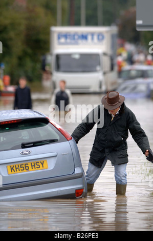 A CAR STUCK IN FLOODWATER IN TEWKESBURY DURING THE FLOODS IN GLOUCESTERSHIRE JULY 2007 UK Stock Photo