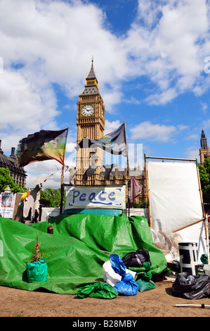 Peace campaigners in front of Houses of Parliament, London Stock Photo