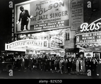 JAZZ SINGER crowds in New York in 1927 at the premier of the first feature-length film with synchronized dialogue - talkies Stock Photo
