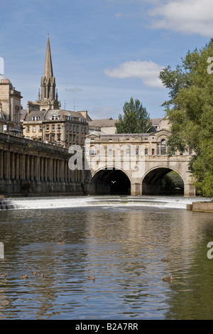 Pulteney Bridge crossing the river Avon in Bath with Pulteney weir ...