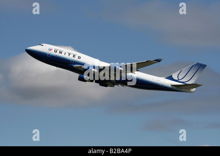 United Airlines Boeing 747-400 climbing on departure Stock Photo
