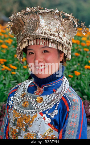 Qiz mushukni narsalarga ishqalaydi