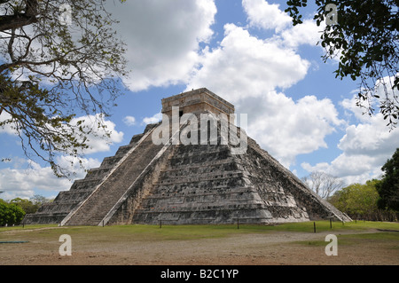 Temple of Kukulkan Pyramid, Zona Nord, Chichen-itza, new wonder of the world, Mayan and Toltec archaeological excavation Stock Photo