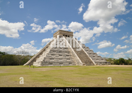 Temple of Kukulkan Pyramid, Zona Nord, Chichen-itza, new wonder of the world, Mayan and Toltec archaeological excavation, Yucat Stock Photo