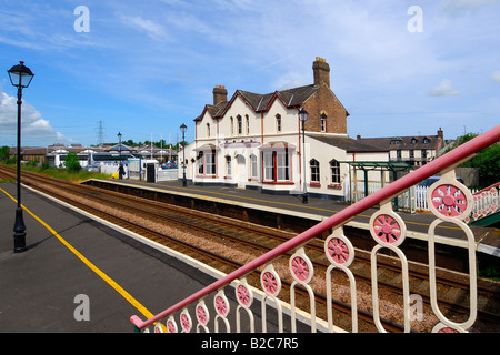 Llanfairpwllgwyngyllgogerychwyrndrobwlllantysiliogogogoch station and railway track the longest place name in Europe on Anglesey Stock Photo