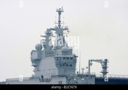 French Navy Amphibious assault ship Mistral departing Tokyo Harbour Stock Photo