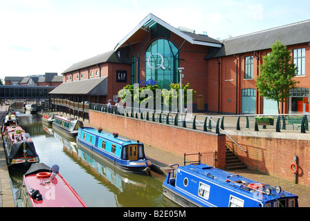 Castle Quay Shopping Centre and Oxford Canal, Banbury, Oxfordshire, England, United Kingdom Stock Photo