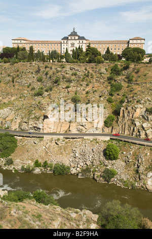 SPAIN Toledo Paseo do la Rosa highway parallel Tajo River through gorge Mercy Hospital atop hillside Stock Photo