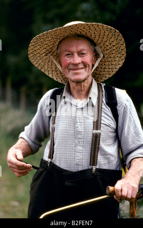 FARMER JOHN CURTAIN WEARING A STRAW HAT HE LIVES ON A SMALL FARM UP ON THE CONNOR PASS DINGLE PENINSULA IRELAND Stock Photo