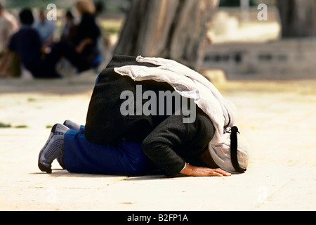 muslim man praying at the dome of the rock Stock Photo