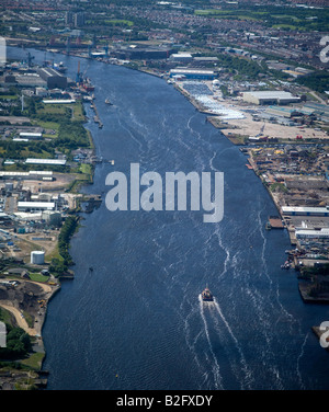 Looking up the River Tyne, with it's shipyards, Wallsend, Newcastle upon Tyne, North East England Stock Photo