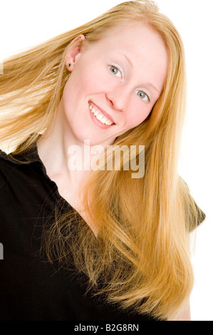 blond attractive pretty woman portrait long hair Junge Frau mit langen blonden Haaren bürstet sich die Haare Model Anne Noack