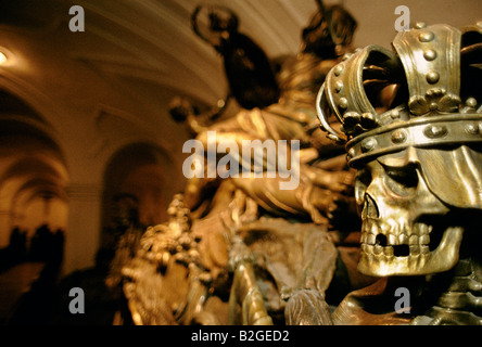 VIENNA 1995 BRONZE STATUE OF A SKULL WEARING A CROWN IN THE HAPSBURG CRYPT VIENNA Stock Photo