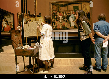 VIENNA 1995 AN ARTIST PAINTS A COPY OF A FAMOUS ARTWORK IN THE COLLECTION OF THE MUSEUM OF FINE ART VIENNA Stock Photo