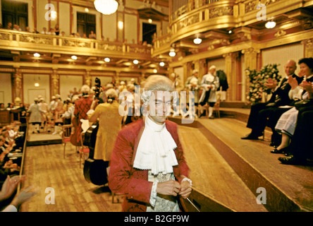 THE CONDUCTOR OF THE MOZART PLAYERS IN PERIOD COSTUME LEAVES THE STAGE TO APPLAUSE AFTER PERFORMING A MOZART CONCERT Iin vienna Stock Photo