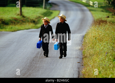 Amish children in traditional plain clothing on their way home from school, Lancaster County, Pennsylvania, USA Stock Photo