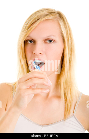 Blonde Frau putzt sich ihre Zähne mit einer Zahnbürste Stock Photo