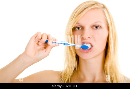 Blonde Frau putzt sich ihre Zähne mit einer Zahnbürste Stock Photo
