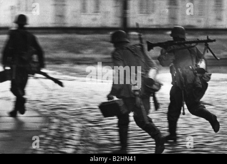 events, Second World War / WWII, Russia 1941, German machine gunners advancing in a town, 1941, Stock Photo