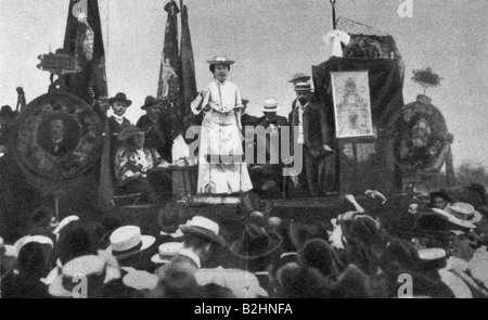 Zetkin, Clara, 5.7.1857 - 20.6.1933, German politician (KPD), full length, on demonstration, 1907, Stock Photo