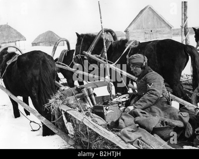 events, Second World War / WWII, Russia 1942 / 1943, German radio operator on a sleigh, winter 1941 / 1942, soldier, signals, Eastern Front, Soviet Union, USSR, 20th century, historic, historical, campaign, horses, village, equipment, Wehrmacht, people, 1940s, Stock Photo