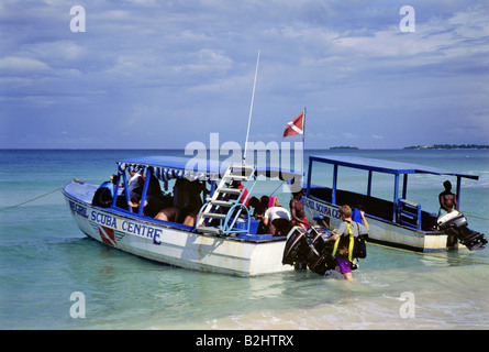 geography / travel, Jamaica, Negril, western Jamaica, tourist on their way to the dive, diving, Stock Photo