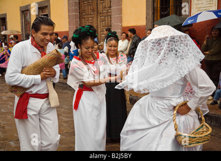 Una donna messicana in tradizionale costume contadina passeggiate AL  FESTIVAL DE SAN MIGUEL ARCANGELO PARADE di San Miguel De Allende MESSICO  Foto stock - Alamy