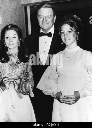 Wayne, John, 26.5.1907 - 11.6.1979, American actor, with his third wife, Pilar Palette, (* 1928), and their daughter Aissa, (* 1956), during Academy Awards Show, Hollywood, 1970, Oscars, Academy Award of Merit, movie awards, Stock Photo