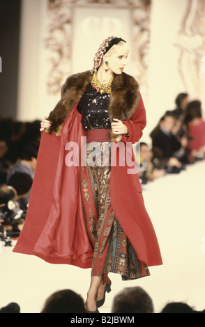 fashion, 1990s, mannequin, wearing red coat with fur collar, half length, catwalk, pret-a-porter, autumn winter, by Christian Dior, Paris, 1990, Stock Photo