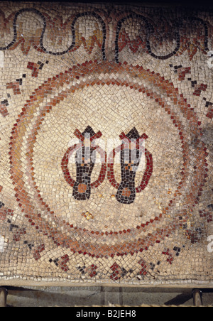 fine arts, Middle Ages, Jordan, mosaic, piece of an ornament with sandales, Palazzo Bruciato, 2nd half of the 6th century, Mount Nebo-Kh al-Mukhayyat Museum, Artist's Copyright has not to be cleared Stock Photo