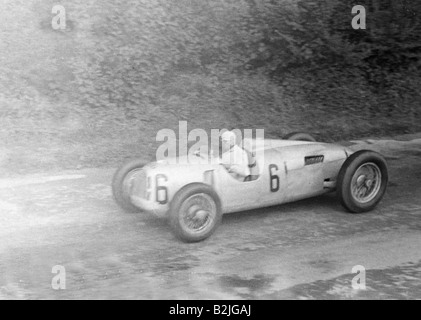 Tazio Nuvolari passing at the 1935 Grand Prix de Pau - PICRYL - Public