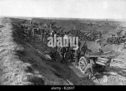 events, First World War / WWI, Western Front, German 15 cm howitzer batterie changing position, Graincourt, France, 1918, 15cm, Germany, artillery, historic, historical, 20th century, 6th Battery / Reserve Artillery Regiment 24, howitzers, gun, guns, Flanders, people, 1910s, Stock Photo