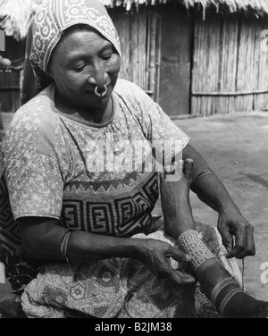 geography / travel, Panama, people, women, woman is binding leg, circa 1960, Stock Photo