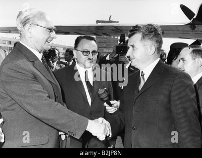 Ceausescu, Nicolae, 26.1.1918 - 25.12.1989, Romanian politician (PCR), President 22.3.1965 - 22.12.1989, state visit to Austria, arrival at Vienna airport, welcomed by President Franz Jonas, 21.9.1970, Stock Photo