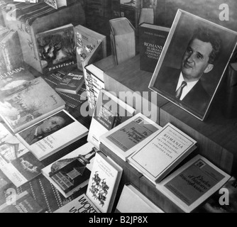 Ceausescu, Nicolae, 26.1.1918 - 25.12.1989, Romanian politician (PCR), President 22.3.1965 - 22.12.1989, state visit to Austria, his half length in the window of a book store, Vienna, 22.9.1970, Stock Photo