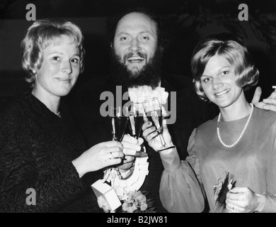 Rebroff, Ivan, 31.7.1931 - 27.2.2008, German singer, (birth name: Hans Rolf Rippert), half length, with Hildegard Falck (left) and Elfgard Schittenhelm (rechts), Ball des Sports, Frankfurt, 1972, Stock Photo
