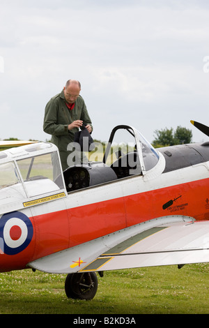 DeHavilland (Canada) DHC-1 Chipmunk 22 T10 WD390 68 G-BW*** with pilot at cockpit at Wickenby Airfield Stock Photo