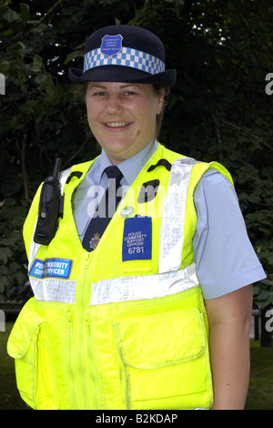 Metropolitan Police officer wearing a yellow reflective jacket Stock ...