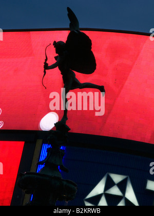 EROS STATUE SHAFTSBURY MEMORIAL FOUNTAIN (©ALFRED GILBERT 1893) PICCADILLY CIRCUS WEST END LONDON ENGLAND UK Stock Photo